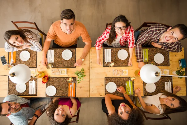 Группа людей, сидящих за столом в ресторане — стоковое фото