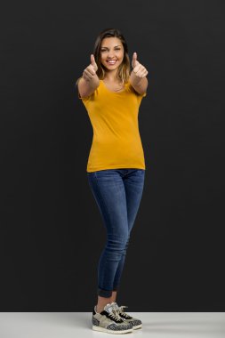 Sarı tişört poz güzel kadın