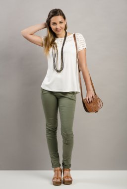 Güzel kadın beyaz t-shirt poz