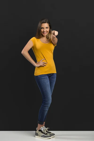 Bonita mulher posando em amarelo T-shirt — Fotografia de Stock