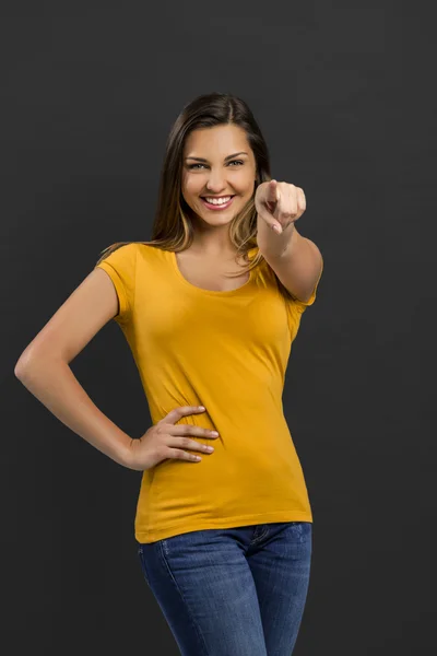 Mooie vrouw poseren in geel T-shirt — Stockfoto