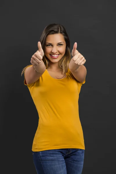 Vacker kvinna poserar i gul T-shirt — Stockfoto