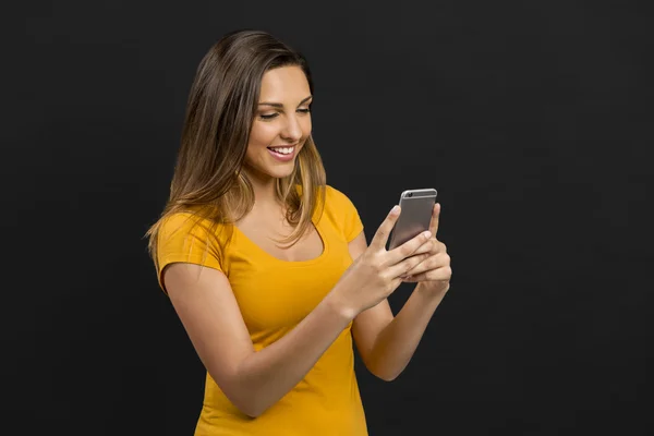 Mooie vrouw poseren in geel T-shirt — Stockfoto