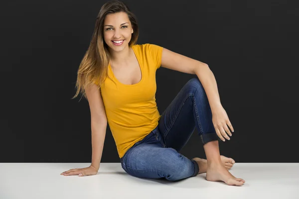 Bonita mulher posando em amarelo T-shirt — Fotografia de Stock