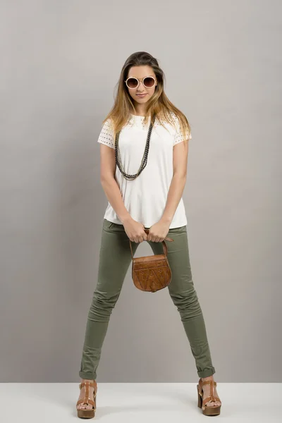 Mujer bonita posando en camiseta blanca — Foto de Stock