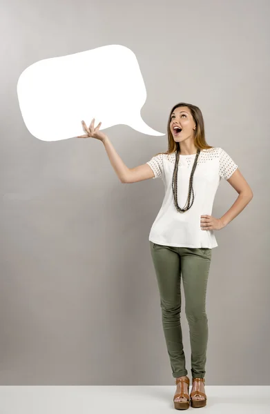 Hübsche Frau posiert im weißen T-Shirt — Stockfoto