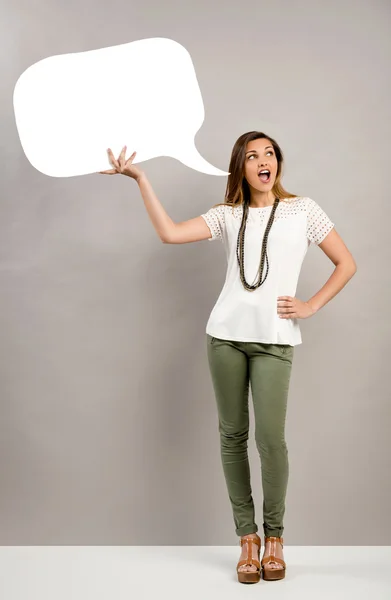 Hübsche Frau posiert im weißen T-Shirt — Stockfoto