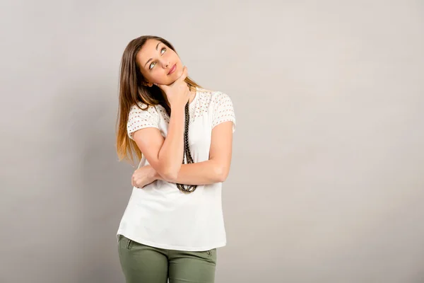 Hübsche Frau posiert in weißer Bluse — Stockfoto