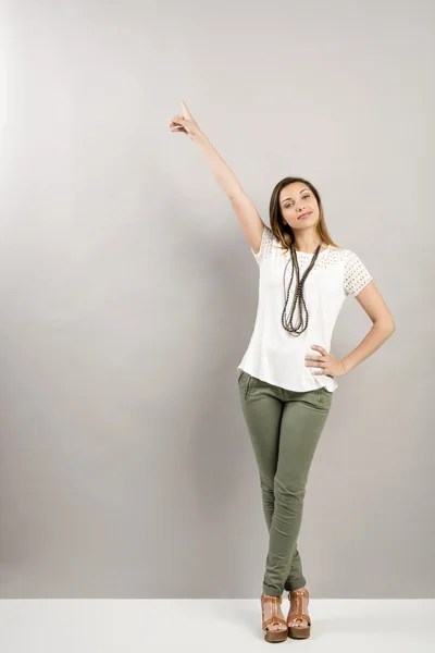 Mooie vrouw poseren in witte blouse — Stockfoto