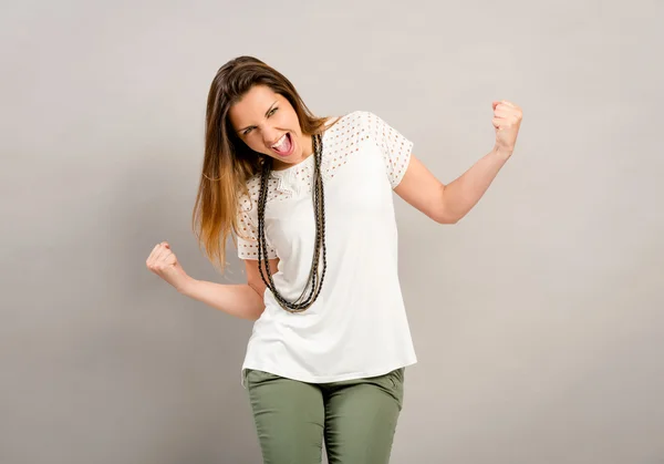 Bonita mujer posando en blusa blanca — Foto de Stock