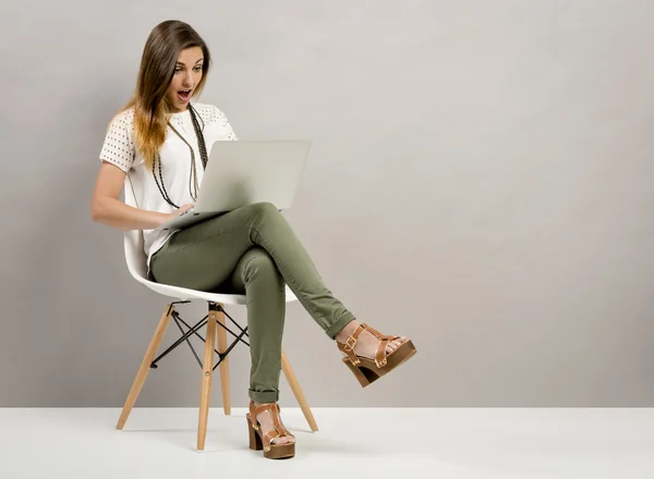 Hübsche Frau posiert in weißer Bluse — Stockfoto