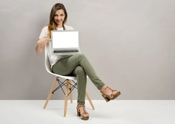 Bonita mujer posando en blusa blanca — Foto de Stock