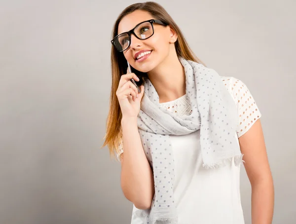 Hezká žena pózuje v brýle a šátek — Stock fotografie
