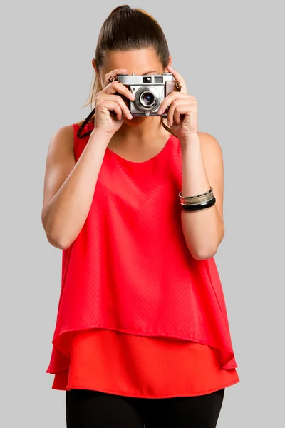 Ładna kobieta stwarzających w czerwonej bluzce — Zdjęcie stockowe