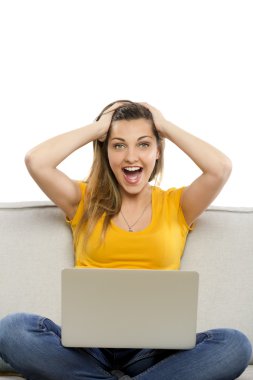 Sarı tişört koltukta oturan kadın