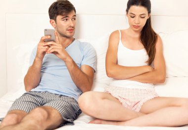 adam yatakta kadın arıyorum cep telefonu ile  