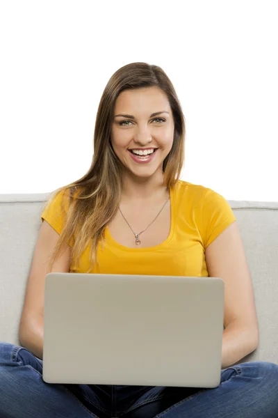 Frau im gelben T-Shirt sitzt auf Sofa — Stockfoto