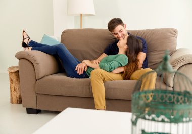 sevgiyle birbirine bakarak Divan Çift