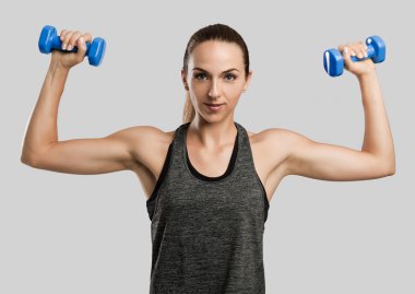 Fitness kadın elinde iki dumbbells ile