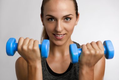Fitness kadın elinde iki dumbbells ile