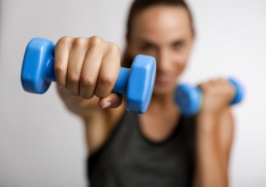 Fitness kadın elinde iki dumbbells ile