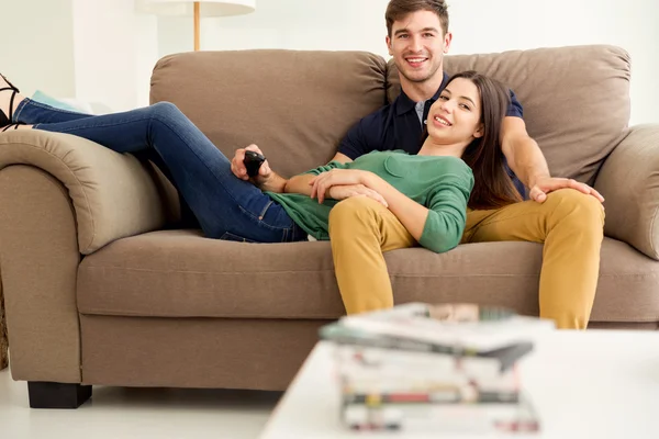 Par på soffa vaktande bion — Stockfoto