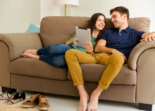 Casal jovem assistindo algo no tablet — Fotografia de Stock