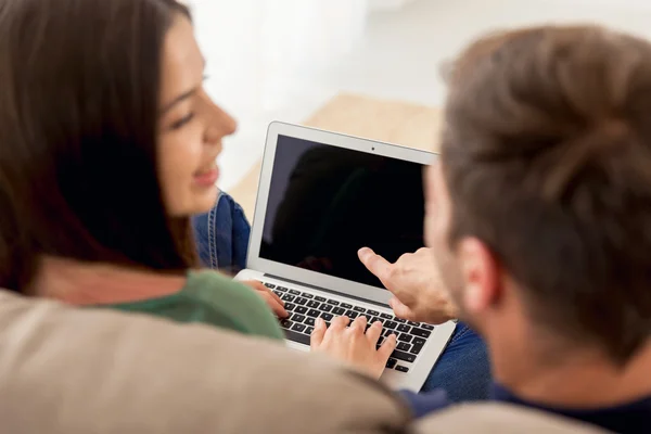 Mladý pár sledovat něco na laptop — Stock fotografie