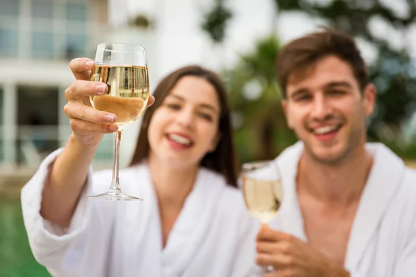 Paar im Bademäntel mit Weinglas in der Hand — Stockfoto