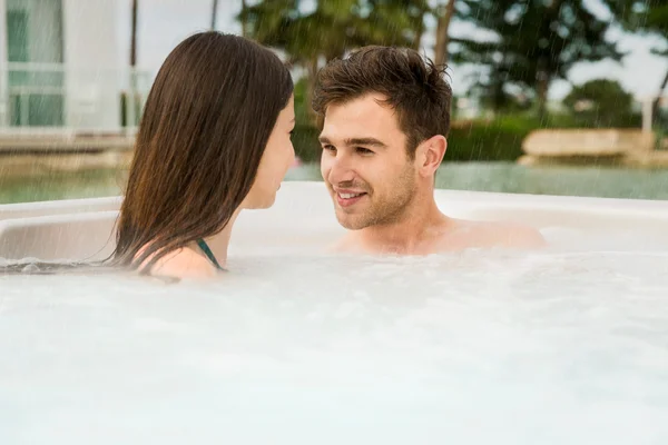 Homem olhando amorosamente para mulher em jacuzzi — Fotografia de Stock