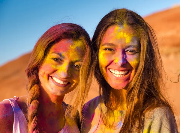 Портрет двух красивых улыбающихся девушек — стоковое фото