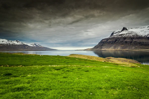 Stürmische Wolken über Fjord — Stockfoto