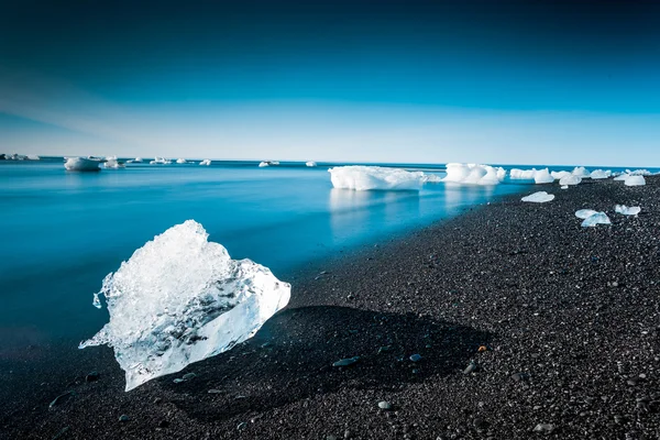 Айсберги, плавающие в воде — стоковое фото