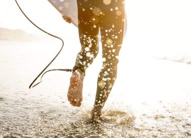 sörfçü dalgaları çalıştıran surfboard ile