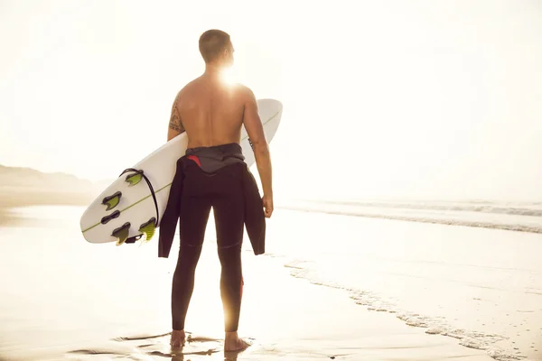 Surfer met surfplank staan op strand — Stockfoto