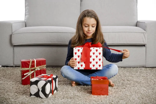 Niña abriendo regalos —  Fotos de Stock