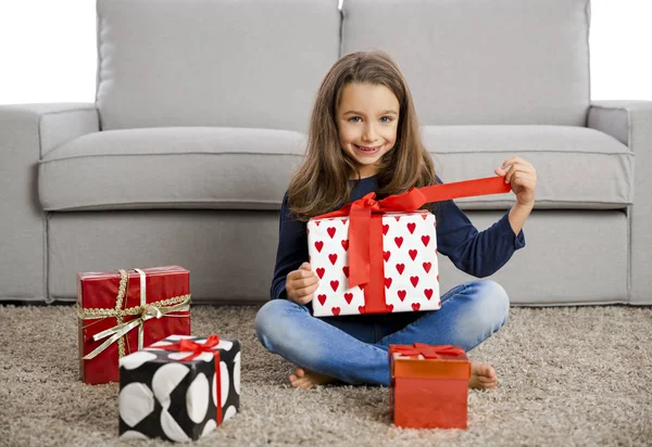 Gadis kecil membuka hadiah — Stok Foto