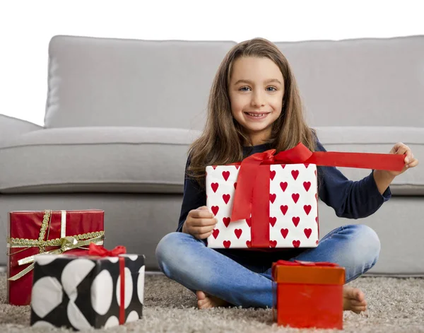 Menina abrindo presentes — Fotografia de Stock