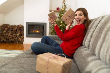 Noel hediyelerini tutan kadın