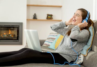 Dizüstü bilgisayar kullanan kadın