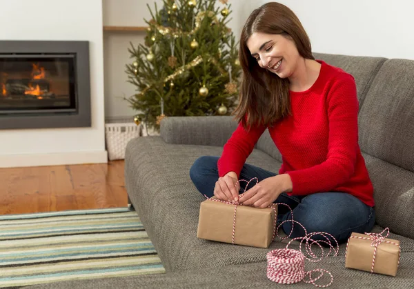 Mujer sosteniendo regalo de Navidad —  Fotos de Stock