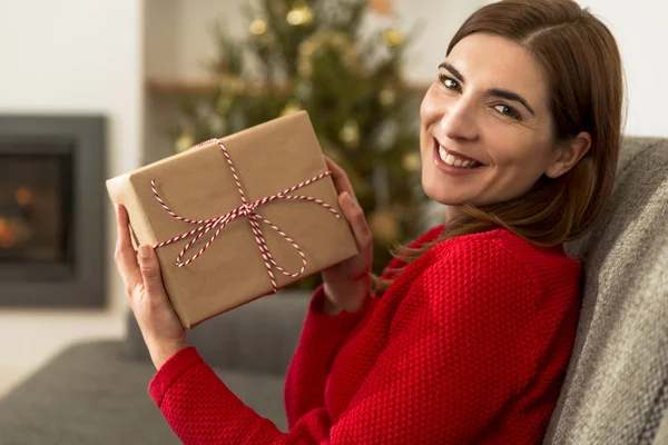 Femme tenant cadeau de Noël — Photo