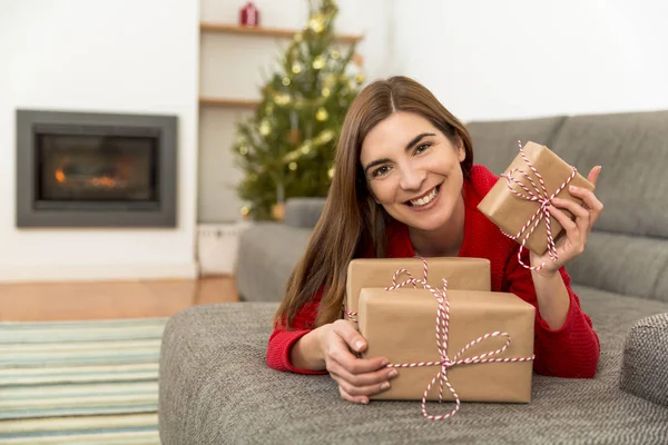 Noel hediyelerini tutan kadın