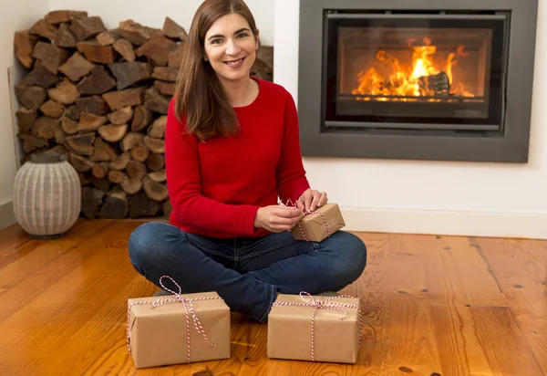 Vrouw met kerstcadeau — Stockfoto