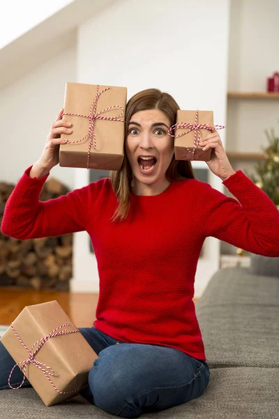 Mulher segurando presentes de Natal — Fotografia de Stock