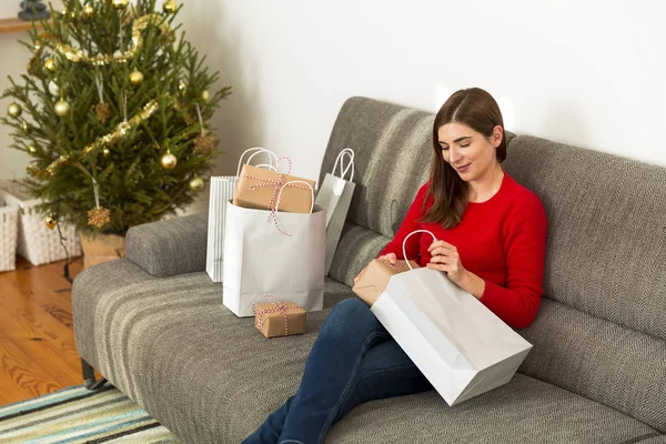 Ambalaj hediyeler yapma kadın