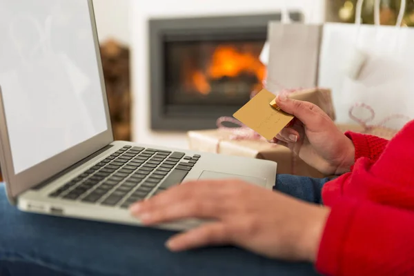 Donna che effettua l'acquisto online — Foto Stock