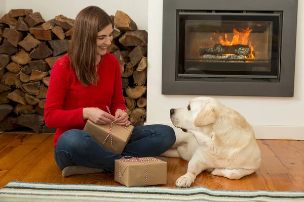 Frau sitzt zu Hause neben Hund — Stockfoto