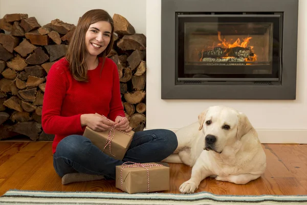 Femme assise à la maison près du chien — Photo