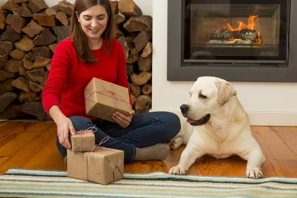 Vrouw om thuis te zitten in de buurt van de hond — Stockfoto
